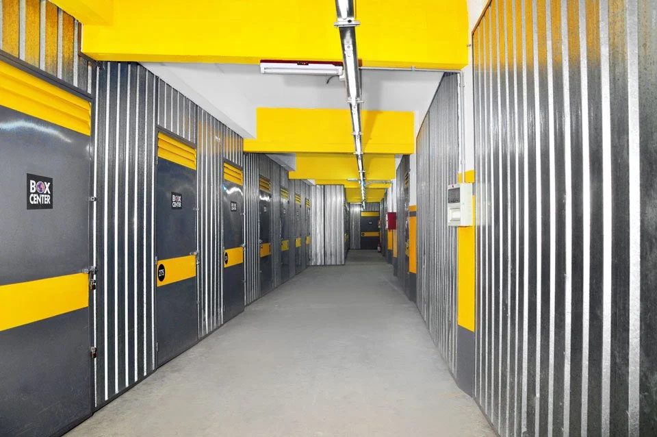 Pasillo interior del complejo de depósitos Box Center Montevideo