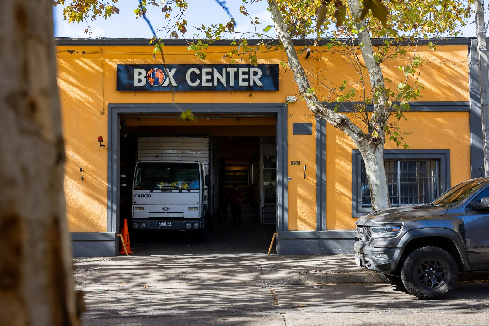 Complejo de depósitos Box Center en Av. Burgues, Montevideo